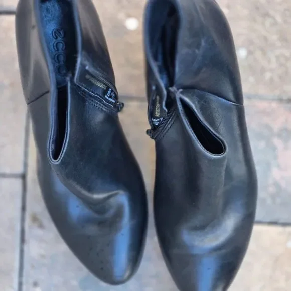 ECCO Black Leather Ankle Boots Women’s 9 Zip Comfort Booties - Picture 6 of 9